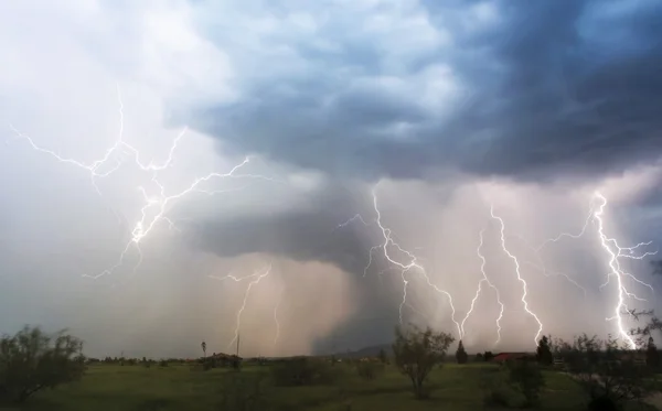 Una tormenta de truenos caótica con rayos dentro — Foto de Stock