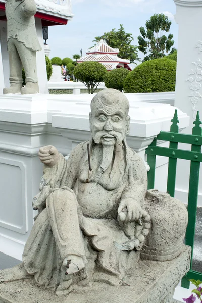 Статуя в храме Ват Арун в Бангкоке — стоковое фото