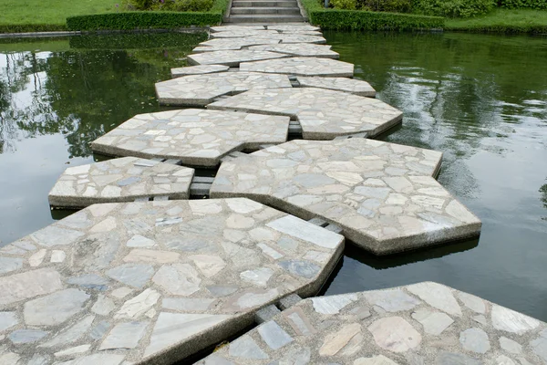 Promenade en pierre sur l'eau dans le parc — Photo