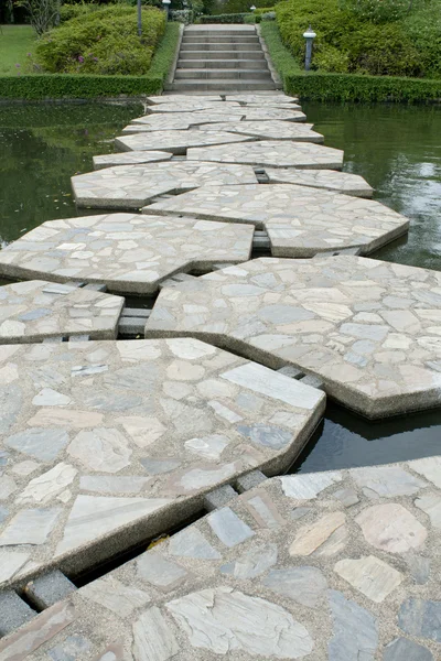 Promenade en pierre sur l'eau dans le parc — Photo