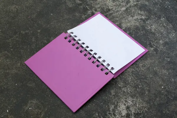 Abra o caderno roxo — Fotografia de Stock