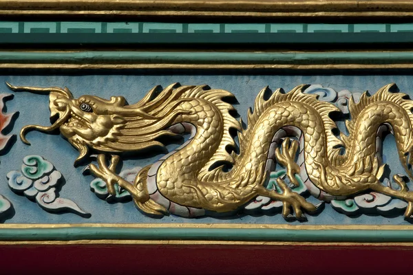 Dragons dorés dans le style chinois — Photo