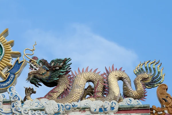 Arany sárkány Kínai stílusban — Stock Fotó