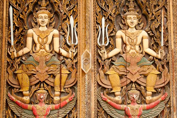 Sculpture du bois à la porte du temple de Thaïlande — Photo