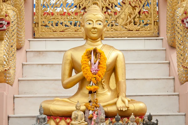 Gyllene staty av buddha — Stockfoto