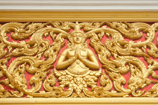 Het goud stucwerk ontwerp van inheemse thai stijl op de Muur — Stockfoto