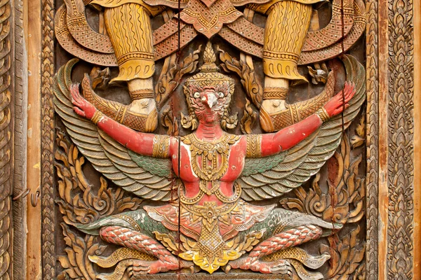 Sculpture du bois à la porte du temple de Thaïlande — Photo