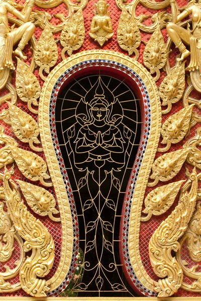 Designul de stuc de aur al stilului thailandez nativ pe perete — Fotografie, imagine de stoc