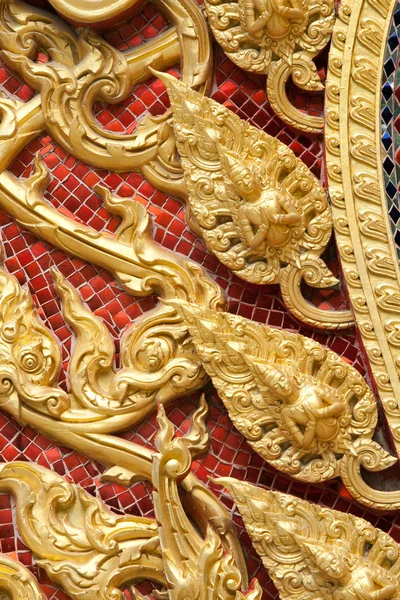 Zlatý štukový design nativního thajského stylu na zdi — Stock fotografie