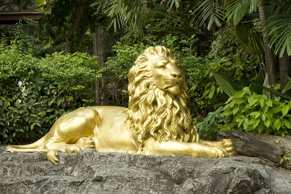 Estatua de león dorado —  Fotos de Stock