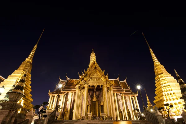 Buddhistický chrám grand palace v noci v Bangkoku, Thajsko — Stock fotografie