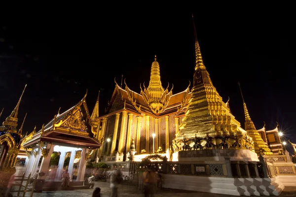 在晚上在曼谷，泰国佛教寺庙大皇宫 — 图库照片