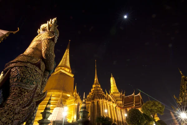 Buddhistický chrám grand palace v noci v Bangkoku, Thajsko — Stock fotografie