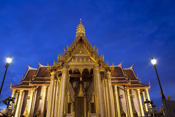 在晚上在曼谷，泰国佛教寺庙大皇宫 — 图库照片
