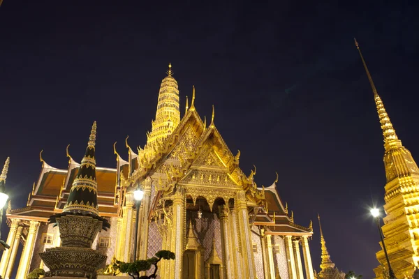 夜のバンコク、タイの仏教寺院壮大な宮殿 — ストック写真