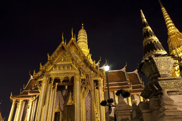 Templo budista Gran Palacio por la noche en Bangkok, Tailandia —  Fotos de Stock
