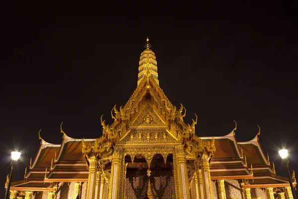 夜のバンコク、タイの仏教寺院壮大な宮殿 — ストック写真