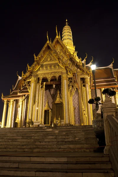 Templo budista Grand Palace à noite em Bangkok, Tailândia — Fotografia de Stock