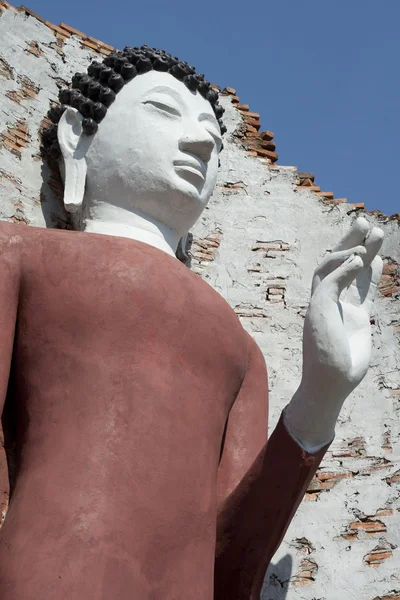 Vacker vit buddha i thailand. — Stockfoto