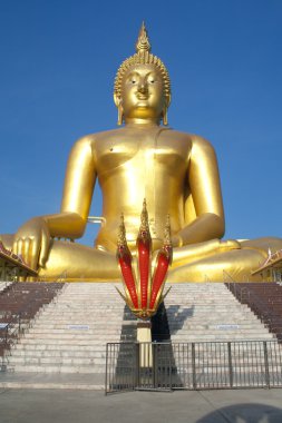 Tayland tapınağındaki büyük altın Buda heykeli