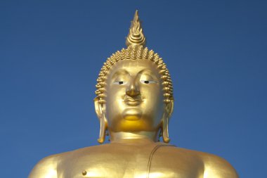 Tayland tapınağındaki büyük altın Buda heykeli