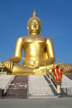Tayland tapınağındaki büyük altın Buda heykeli