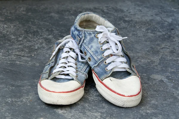 Stary jean sneaker — Zdjęcie stockowe