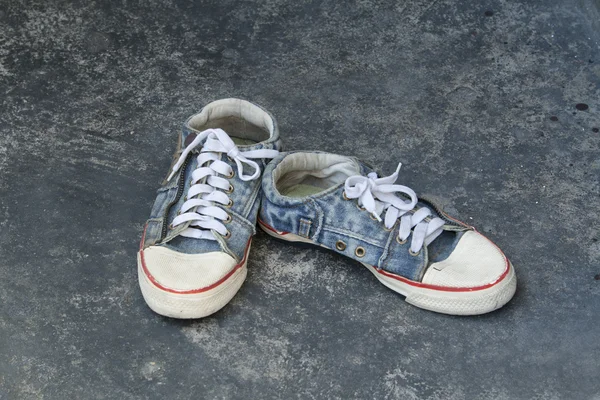 Stary jean sneaker — Zdjęcie stockowe