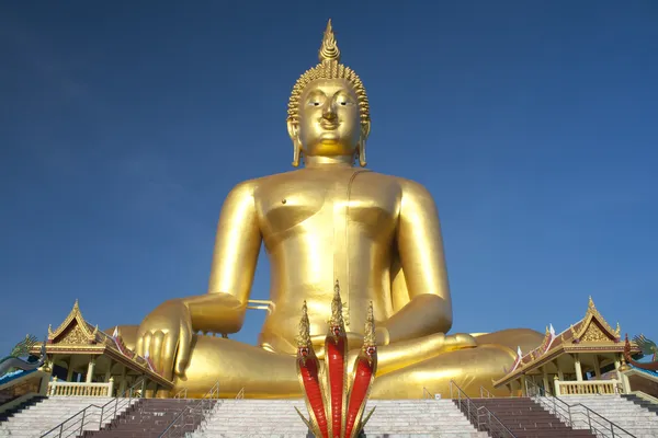 Grande statue de Bouddha d'or dans le temple Thaïlande — Photo