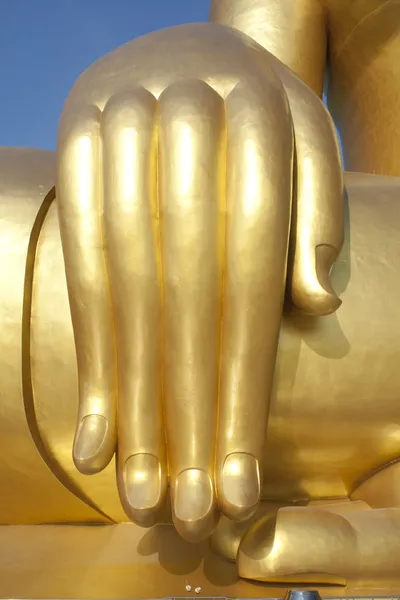 Большая рука большой Будда в тайском храме — стоковое фото