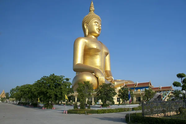 Büyük altın buddha heykeli — Stok fotoğraf