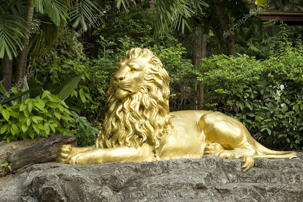 Goldene Löwenstatue Stockfotografie lizenzfreie Fotos