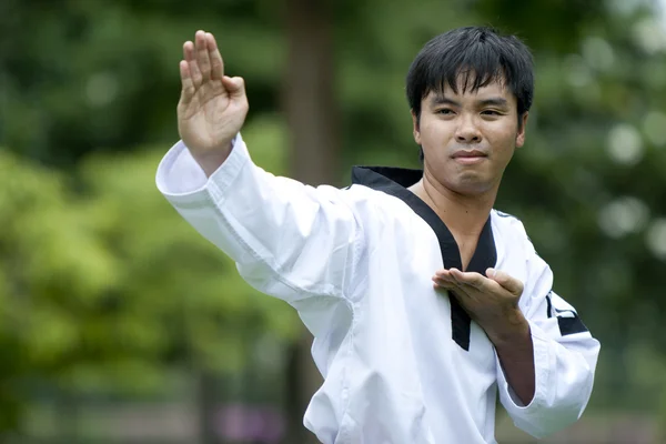 Aziatisch mens spelen met taekwondo — Stockfoto