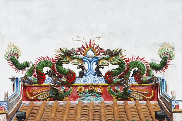 Dragons dorés dans le style chinois — Photo