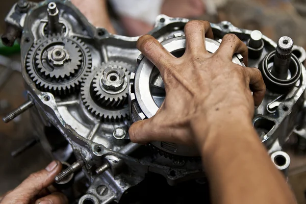 Reparação de motores de motocicleta — Fotografia de Stock