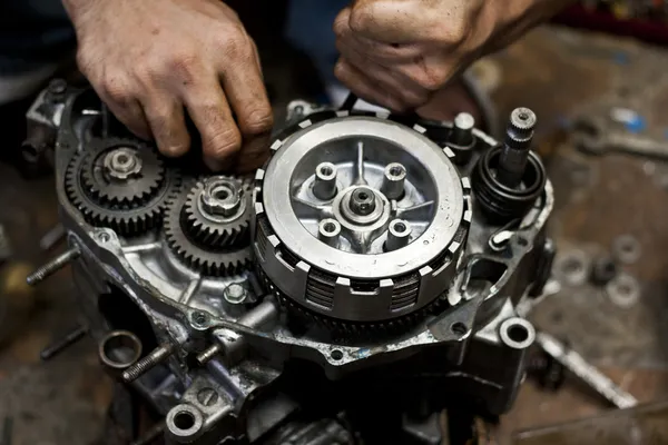 Reparação de motores de motocicleta Imagens Royalty-Free