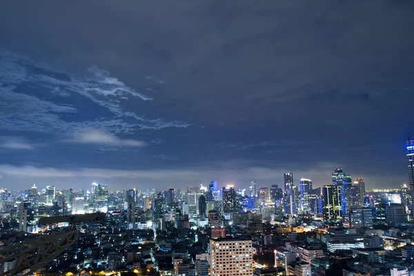 Cidade cidade à noite em Bangkok, Tailândia — Fotografia de Stock