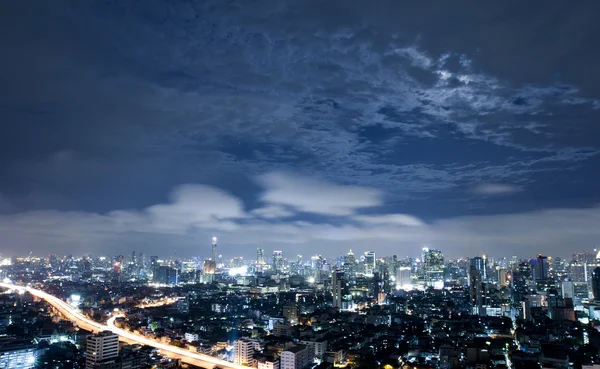 Stadt bei Nacht in Bangkok, Thailand — Stockfoto