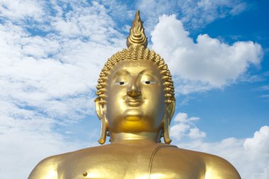 Tayland tapınağındaki büyük altın Buda heykeli