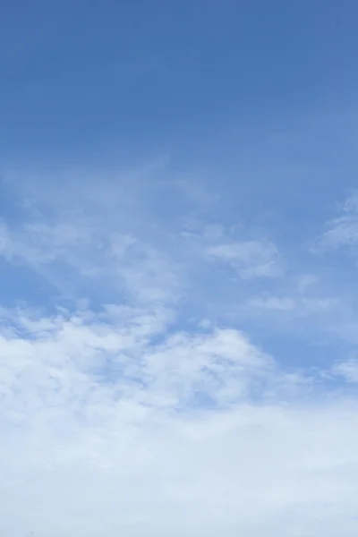 Nube y cielo azul —  Fotos de Stock