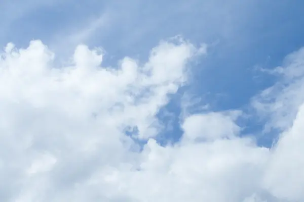 Nube y cielo azul —  Fotos de Stock