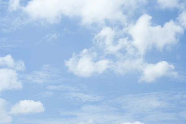 Nube y cielo azul —  Fotos de Stock