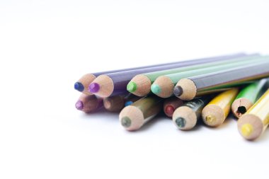 İzole edilmiş beyaz arkaplanda renk kalemleri
