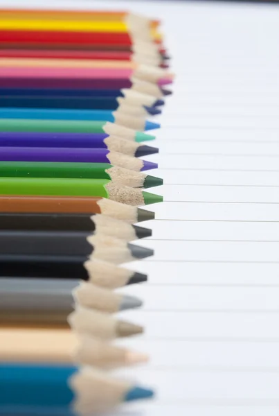 Crayons de couleur sur fond blanc isolé — Photo