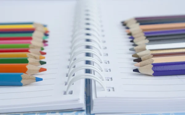 孤立的白色背景上的彩色铅笔 — 图库照片
