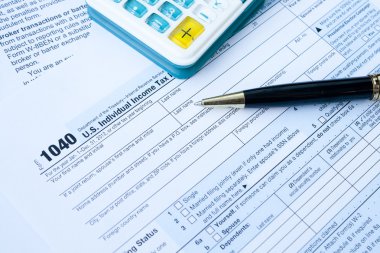 u s vergi formu, kalem ve hesap makinesi