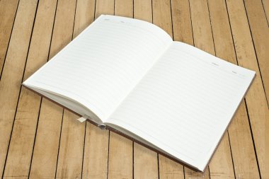 ahşap zemin üzerine kalem ile kitap açık