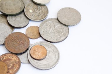 Beyaz bir arka plan üzerinde atış paraları