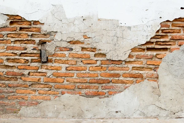 Старая кирпичная стена с трещинами — стоковое фото