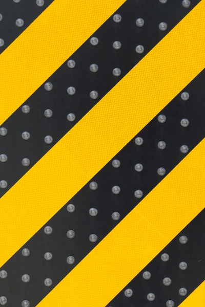 Linha amarela e preta pintada no sinal de trânsito — Fotografia de Stock